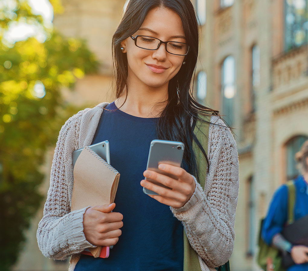 Photo of a University of Arkansas student who found a website thanks to SEO services